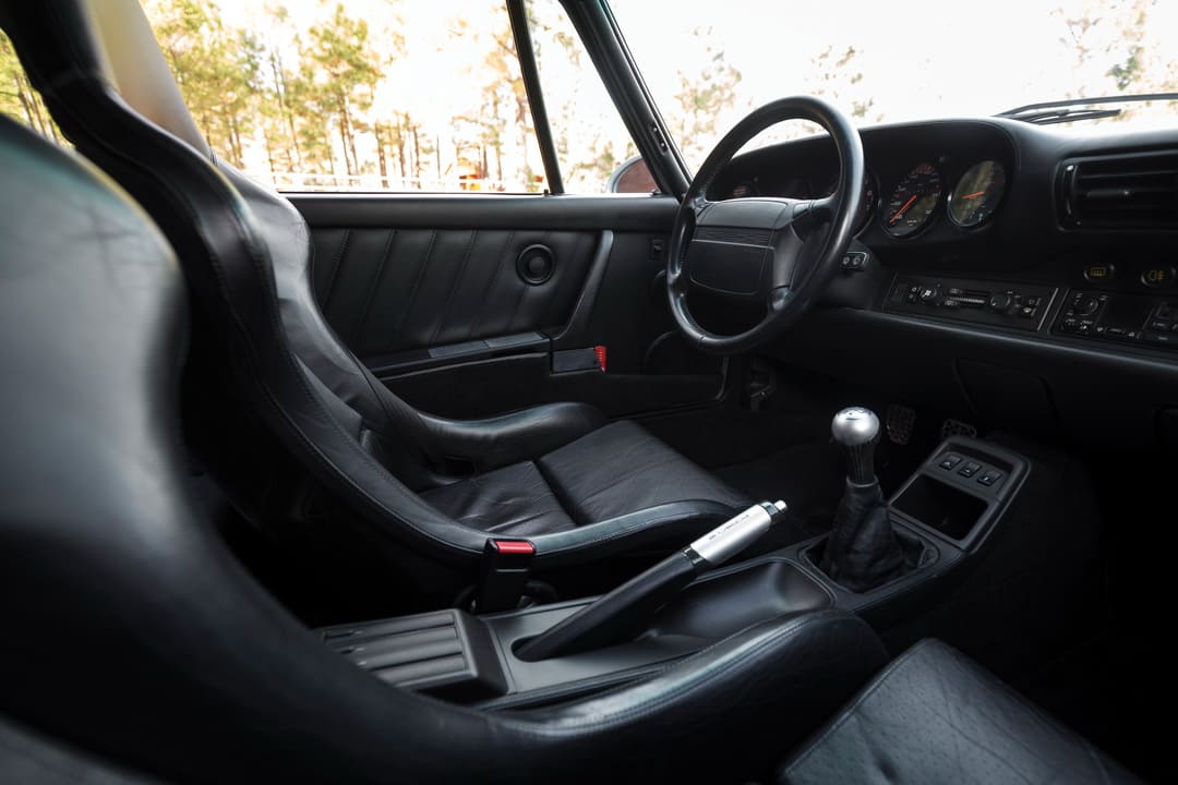 Интерьер автомобиля Porsche 911 Turbo S Flachbau Coupe X83 1993 передние сиденья