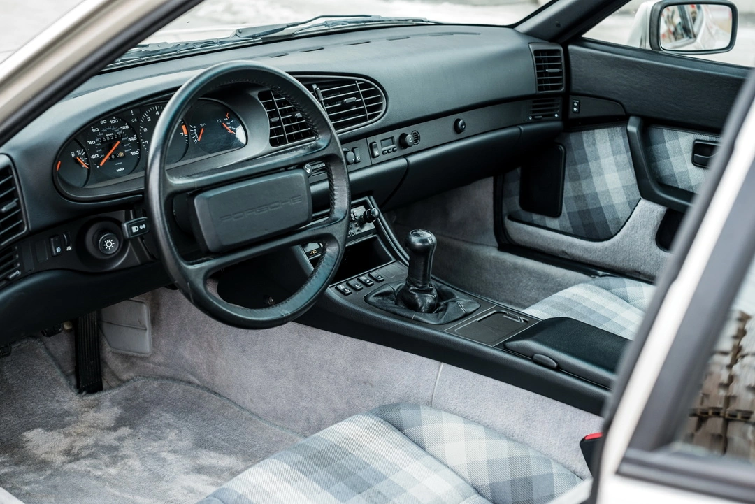 Интерьер автомобиля Porsche 944 S Special Edition '1987