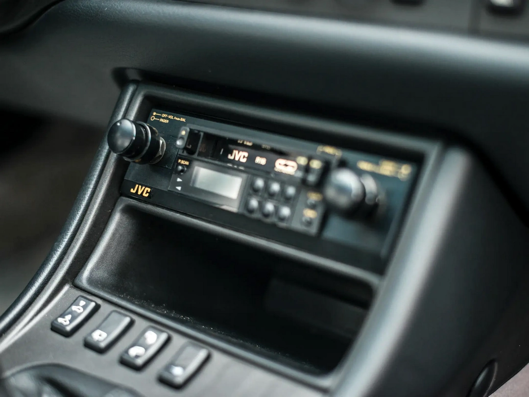Центральная консоль автомобиля Porsche 944 S Special Edition '1987
