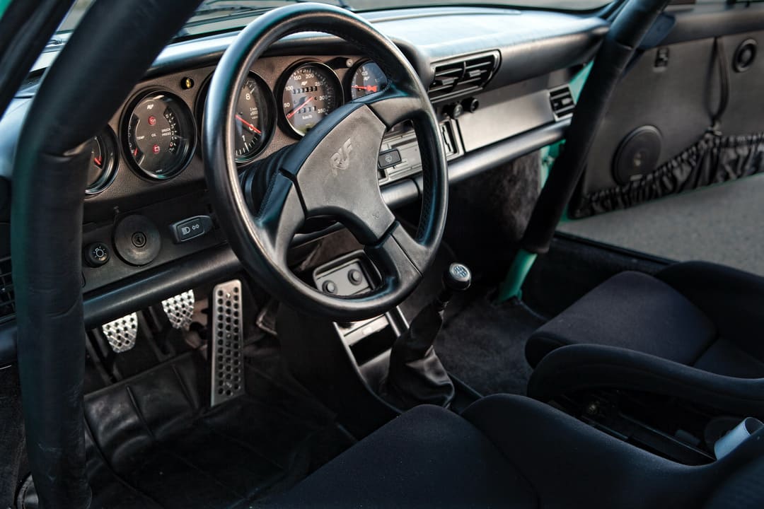 Интерьер спорткара RUF CTR 'Yellowbird' Conversion Clubsport '1989