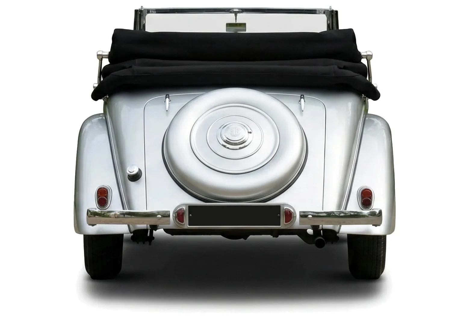 Старинный автомобиль Railton Straight 8 MkII Drophead Coupé '1936 года на белом фоне, вид сзади