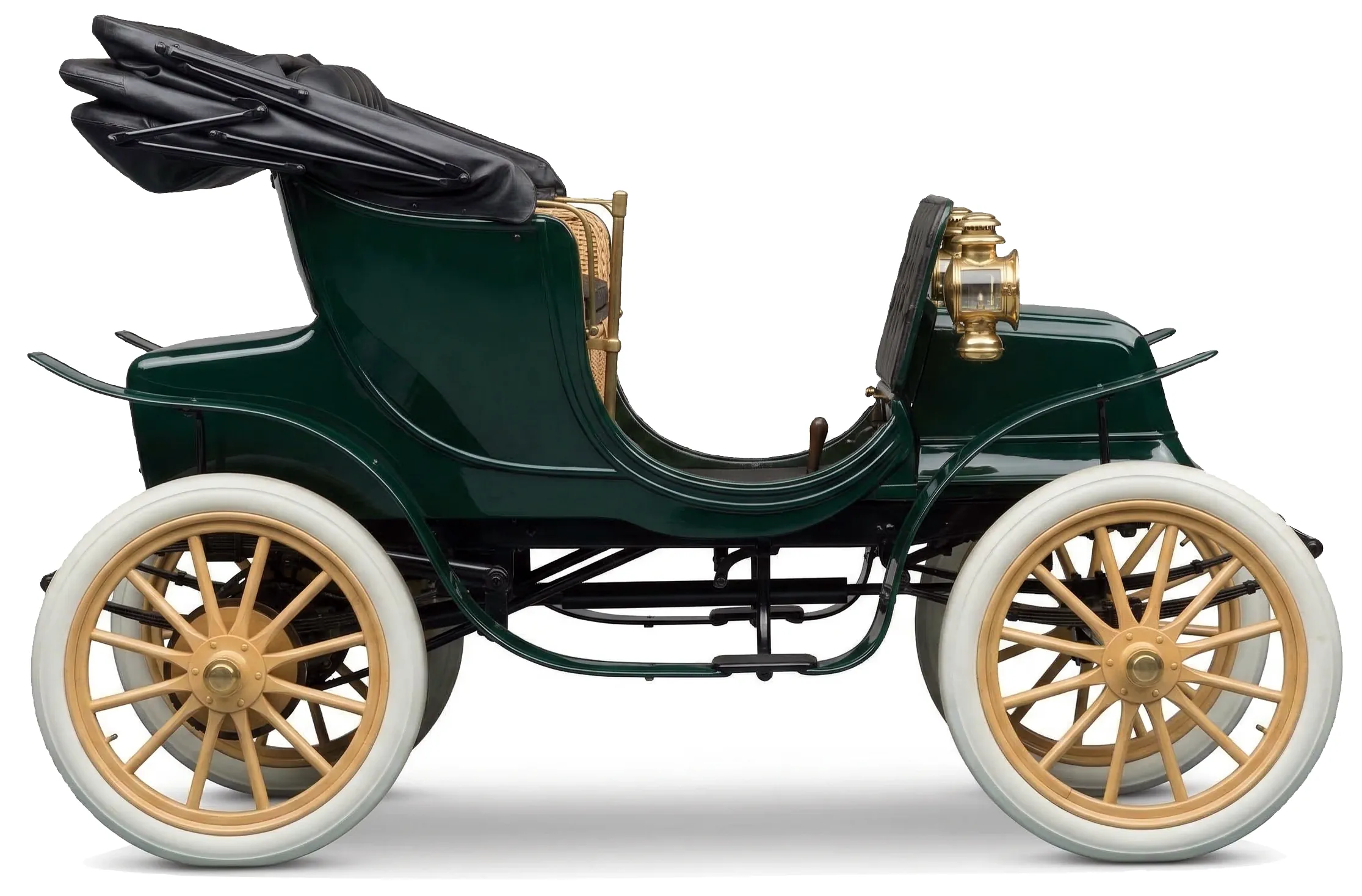 Старинный электрокар Rauch & Lang Electric Stanhope '1906 на белом фоне, вид сбоку