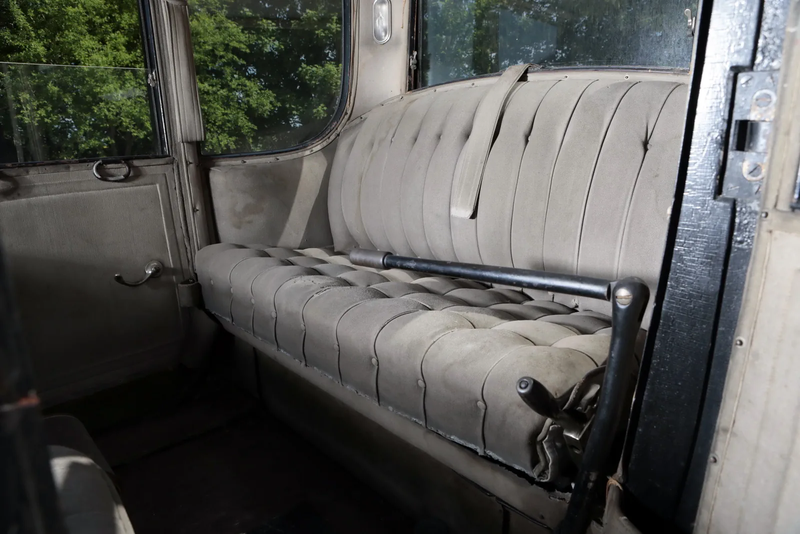 В кабине старинного электрокара Rauch & Lang Model BX6 Electric Brougham '1916