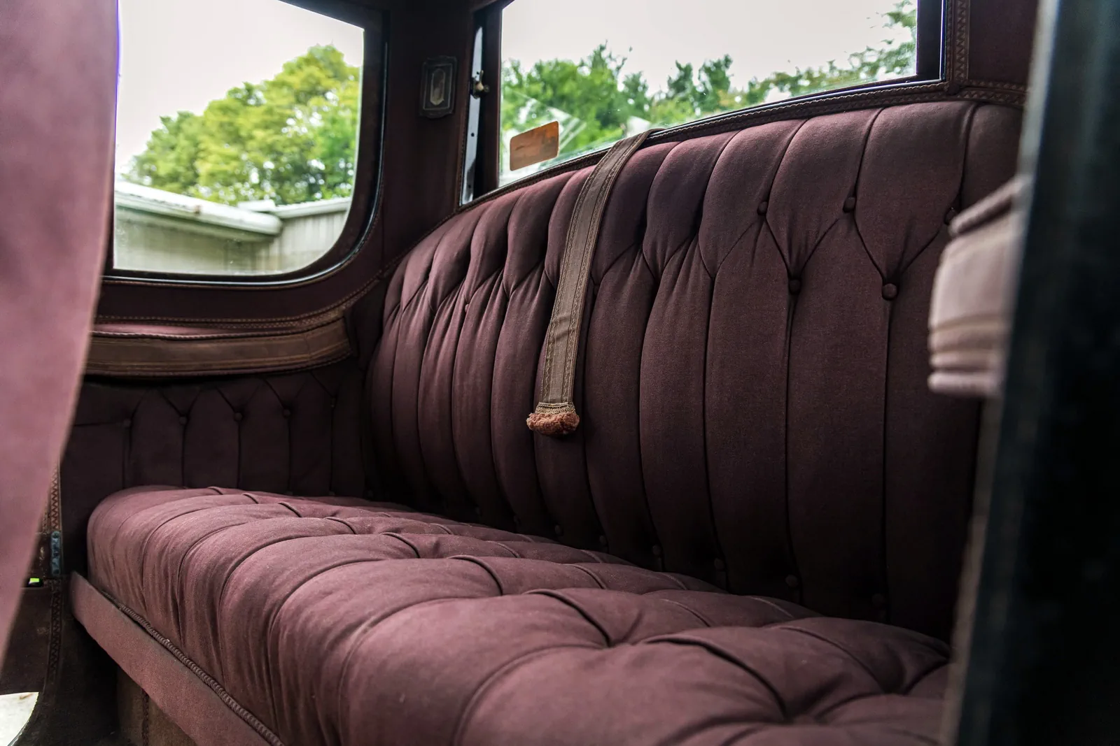 Сиденья в салоне старинного авто Rauch & Lang Model J Electric Coach '1913