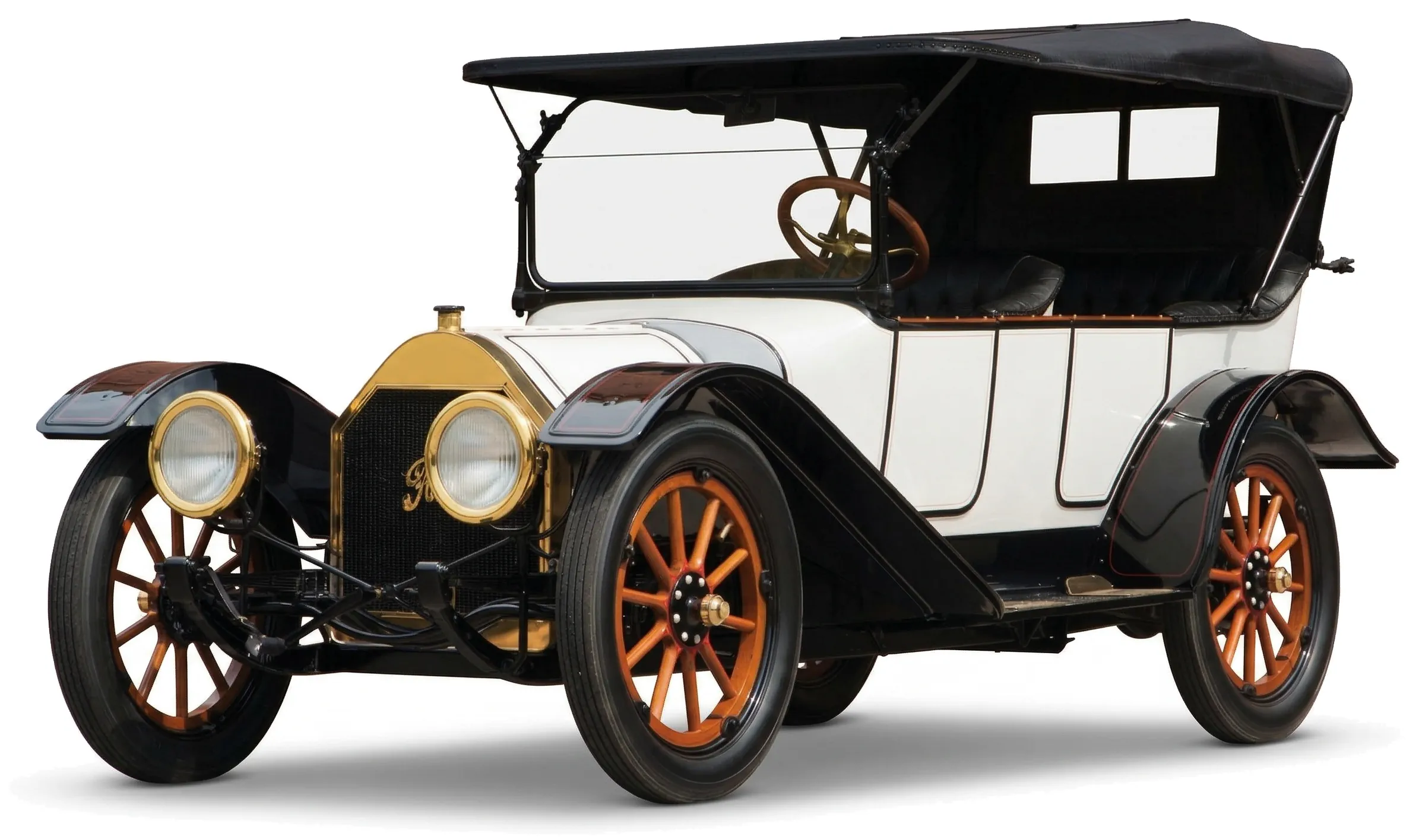 Ретро автомобиль Regal Model T Underslung Touring '1914 на белом фоне, вид спереди под углом