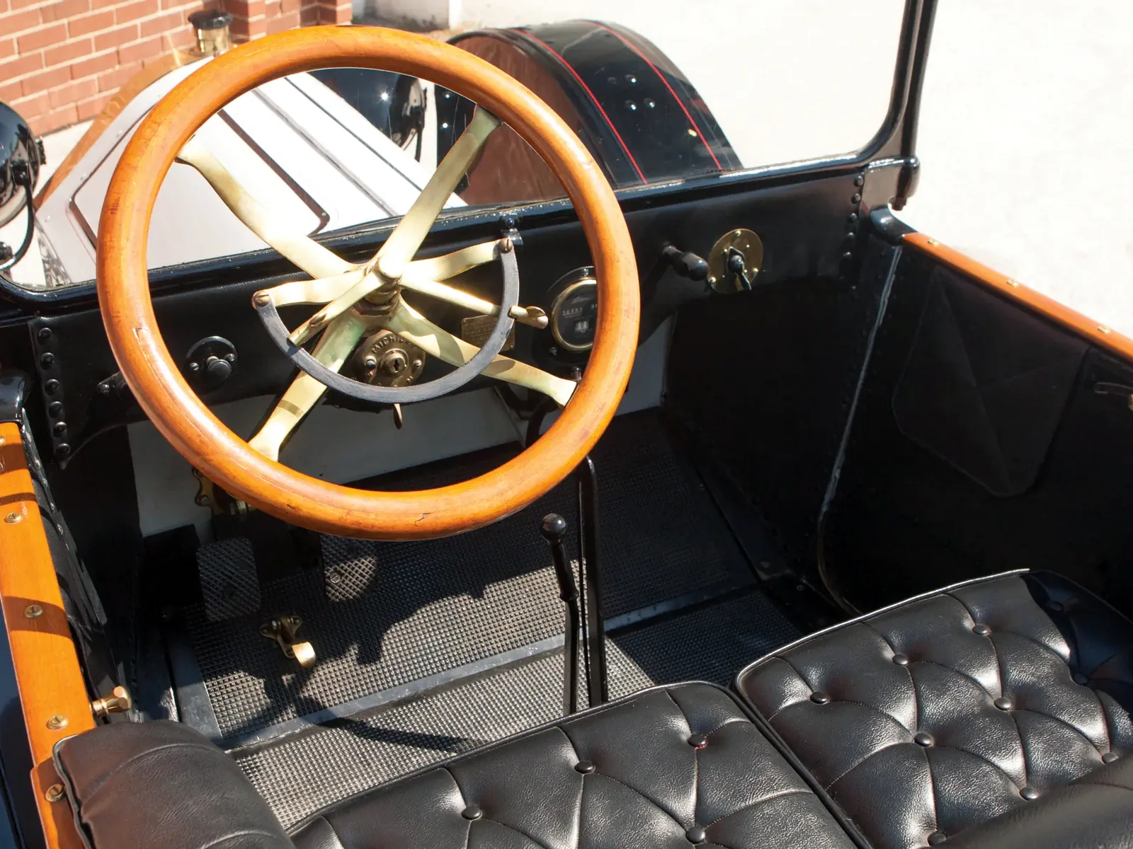 Интерьер винтажного автомобиля Regal Model T Underslung Touring '1914