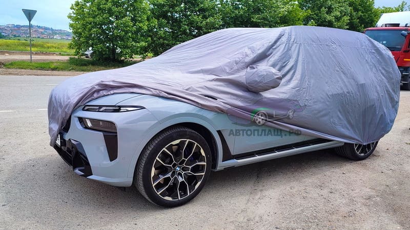 Автомобиль BMW X7 в чехле