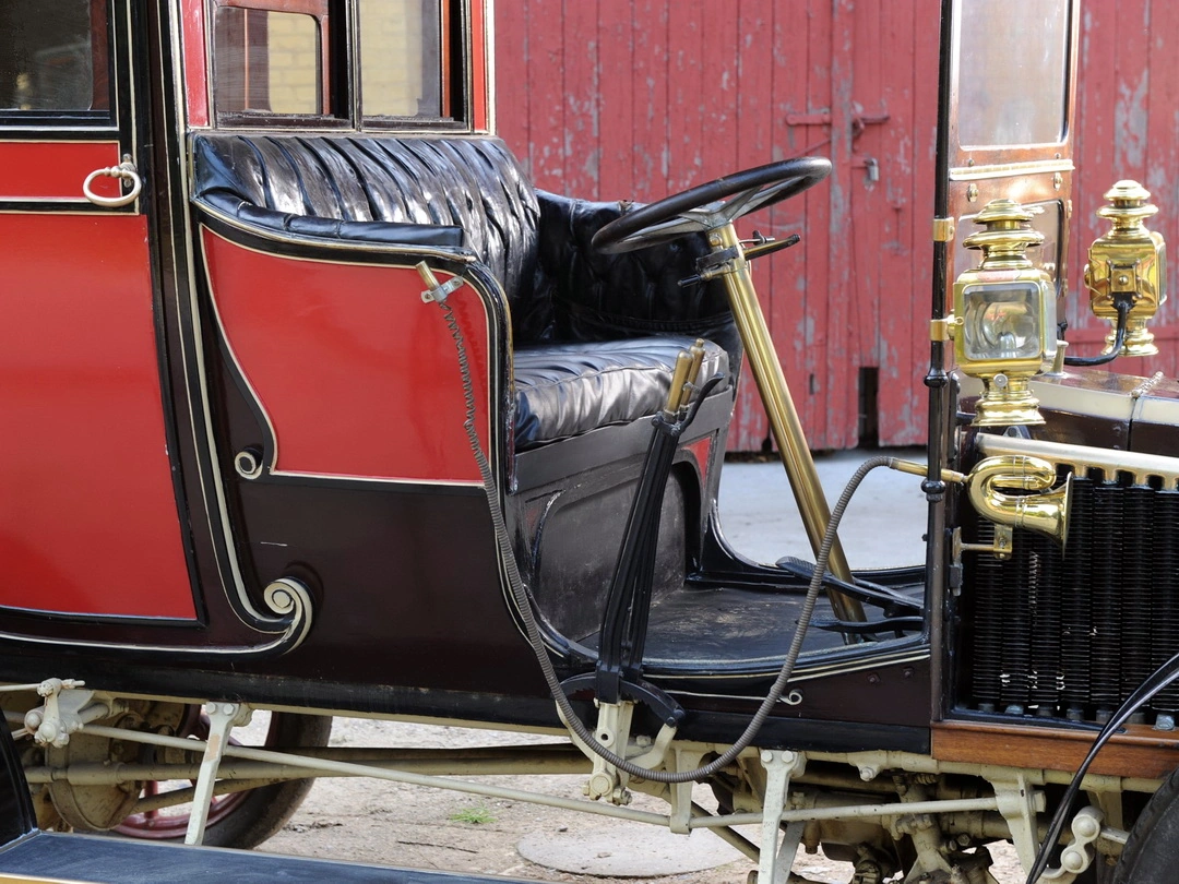 Место водителя в старинном автомобиле Renault 10 CV Limousine '1903