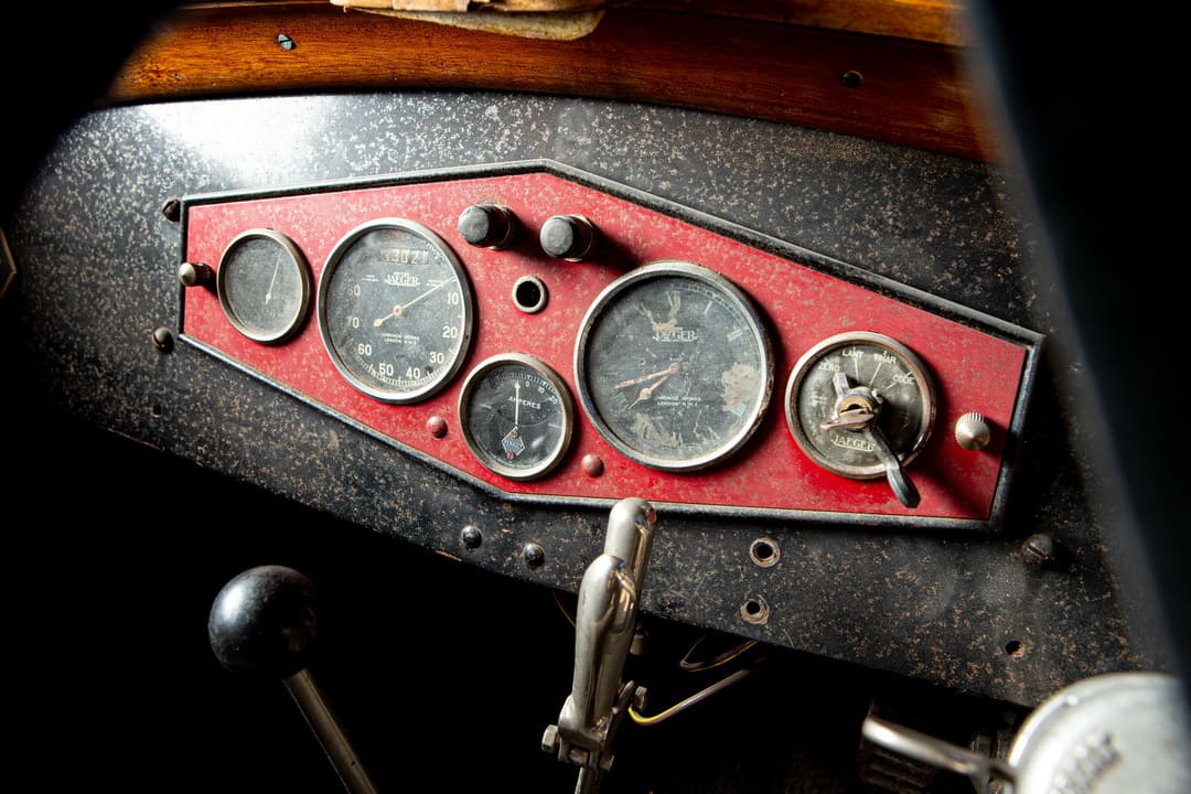 Приборная панель старинного автомобиля Renault Monasix '1928
