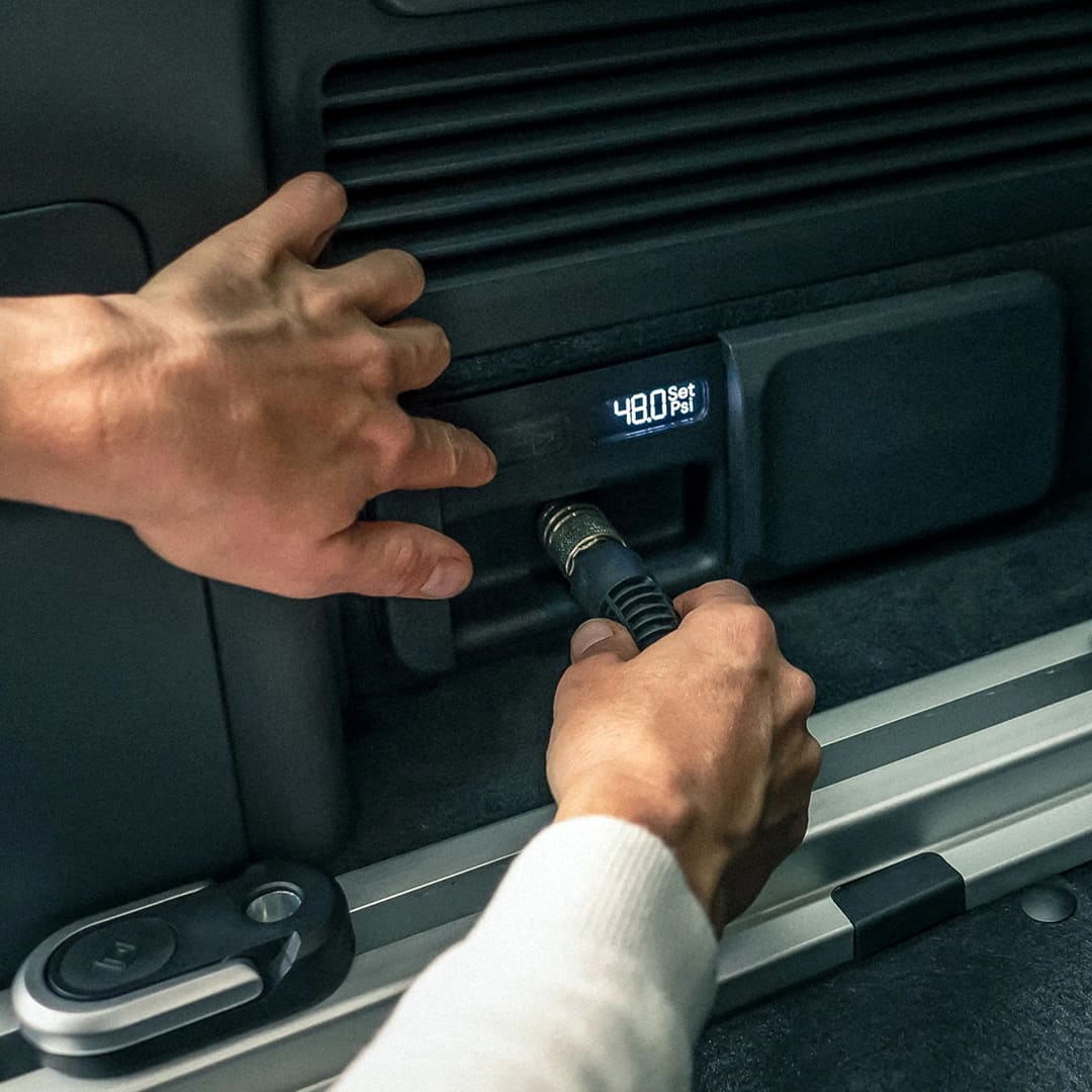 Встроенный компрессов в электрическом внедорожнике Rivian R1S '2022