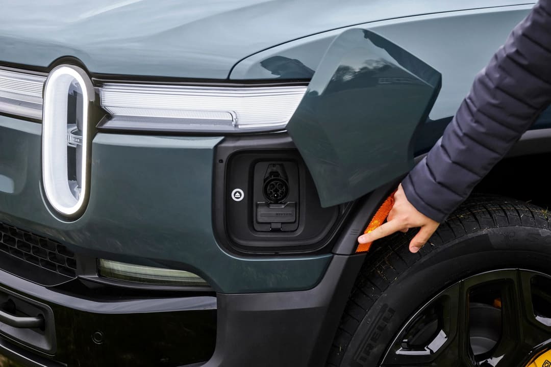 Разъём для зарядки электрокара Rivian R1S '2022