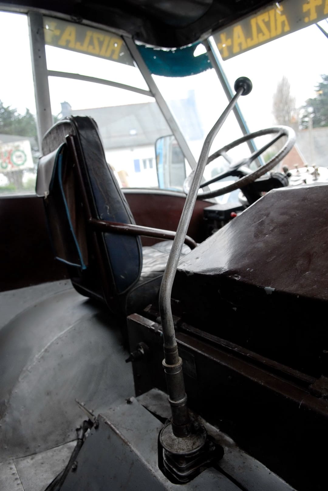 В кабине рекламной машины Delahaye Merk Moteur Perkins "Rizla +" '1959