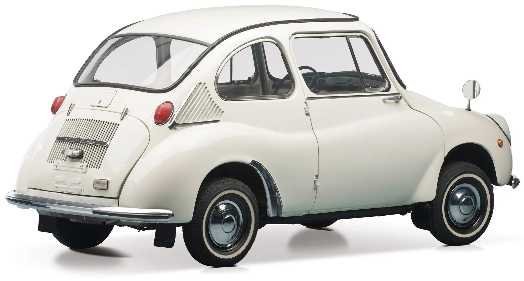 Японский микрокар Subaru 360 '1968–71, вид сбоку под углом