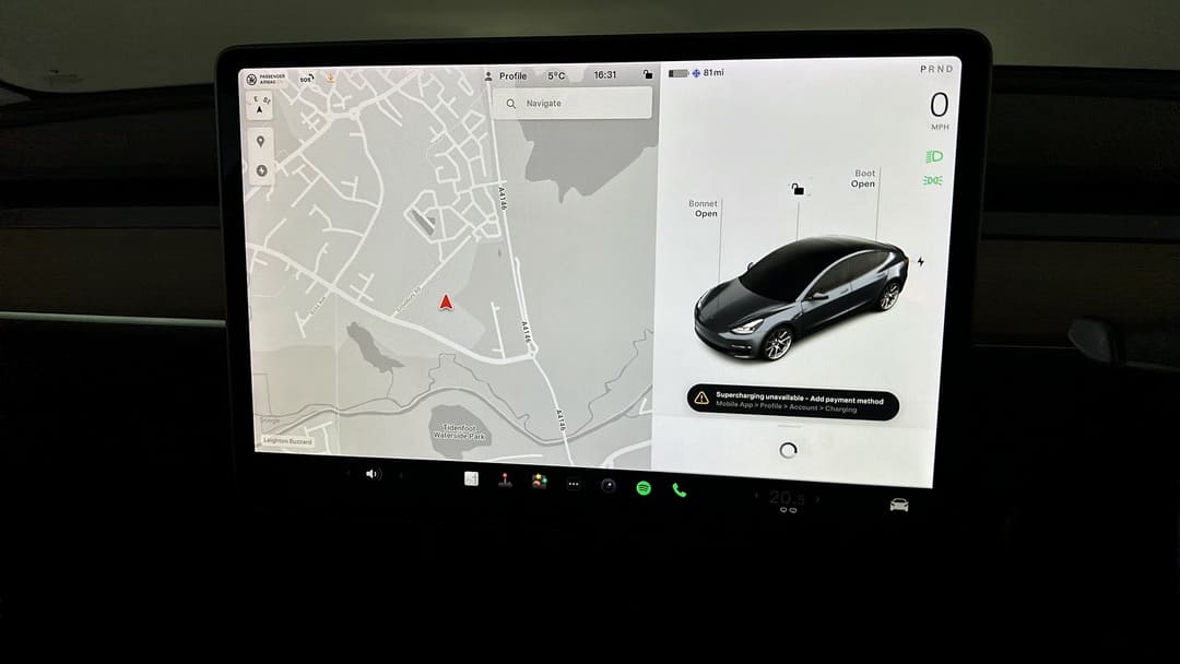Сенсорный экран в салоне электрокара Tesla Model 3 '2017–23
