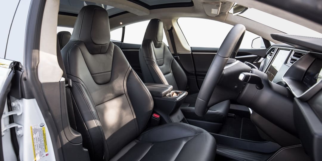 Интерьер  электрокара Tesla Model S '2012–16, передний ряд сидений