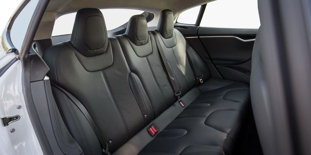 Интерьер электрокара Tesla Model S '2012–16, задний ряд сидений