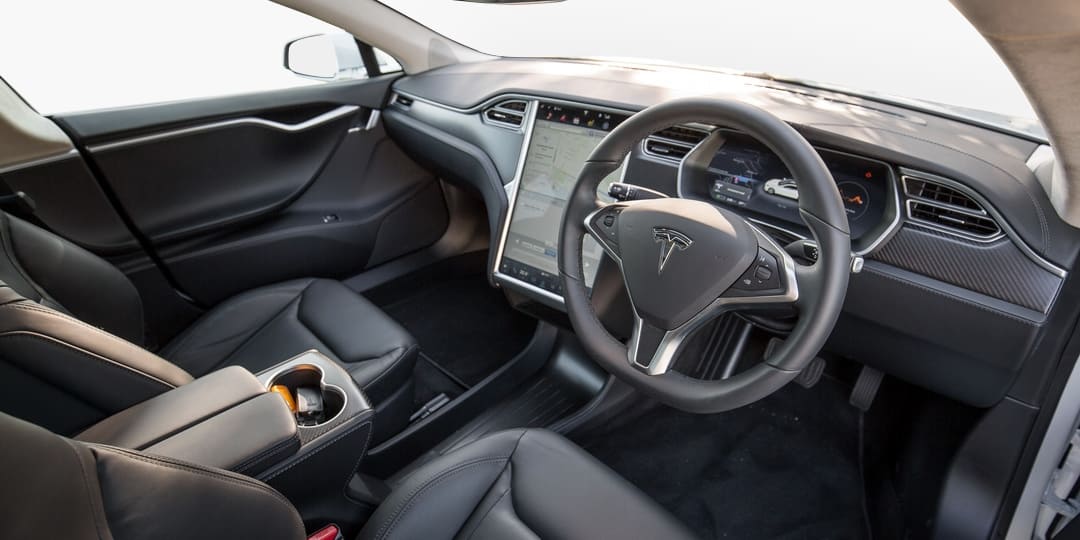 Центральная консоль седана Tesla Model S '2012–16