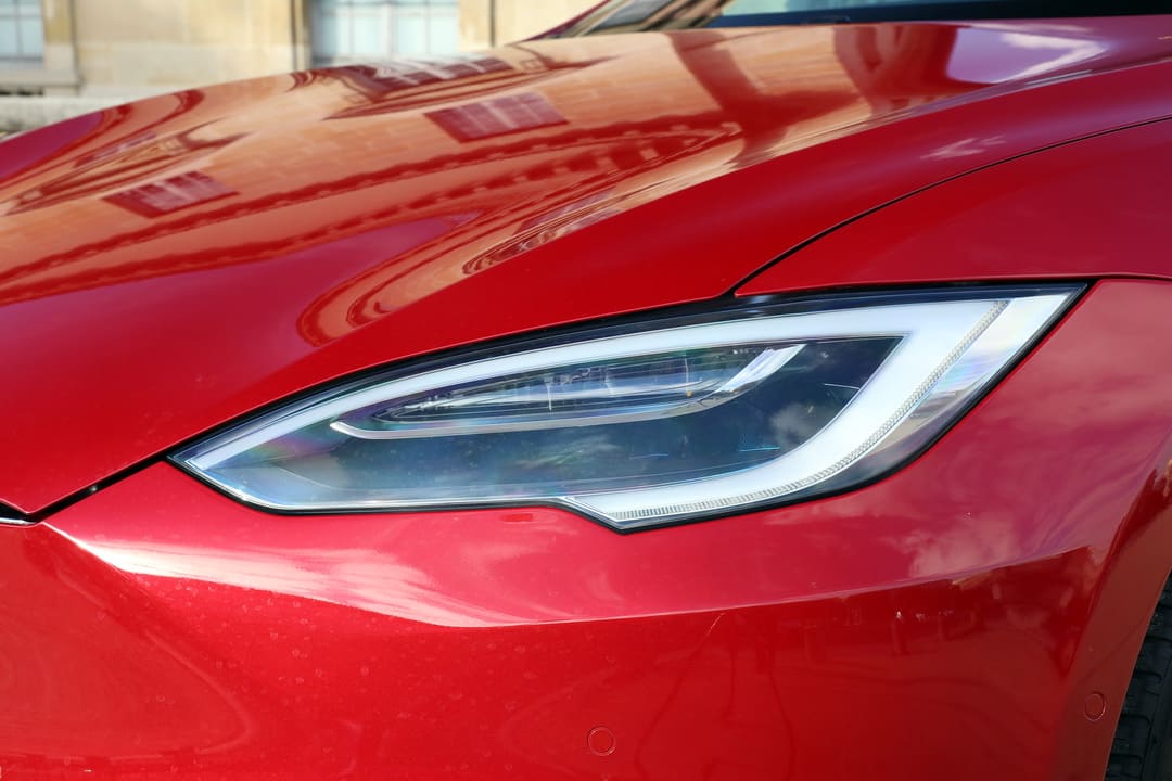 Передние фары электрокара Tesla Model S '2016–21