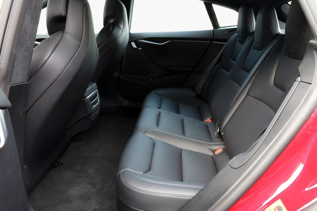 Интерьер автомобиля Tesla Model S '2016–21, задний ряд сидений
