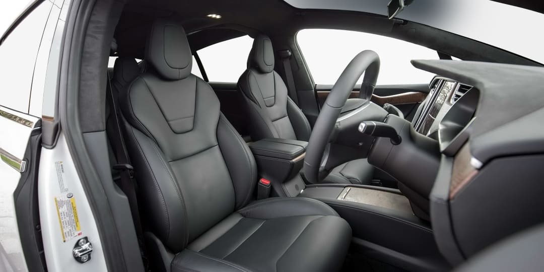 Интерьер кроссовера Tesla Model X '2015–22, передний ряд сидений