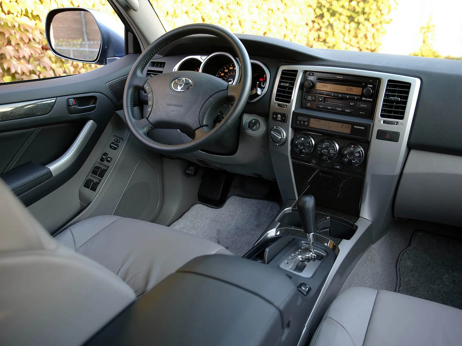 Интерьер автомобиля Toyota 4Runner (N210) '2003–05