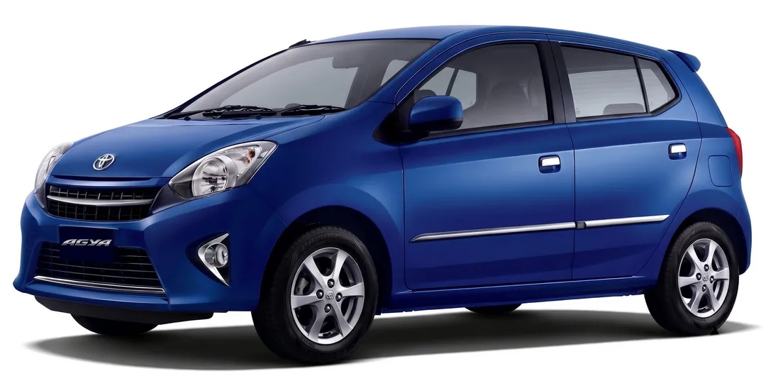 Toyota Agya 2013 — хэтчбек — белый фон