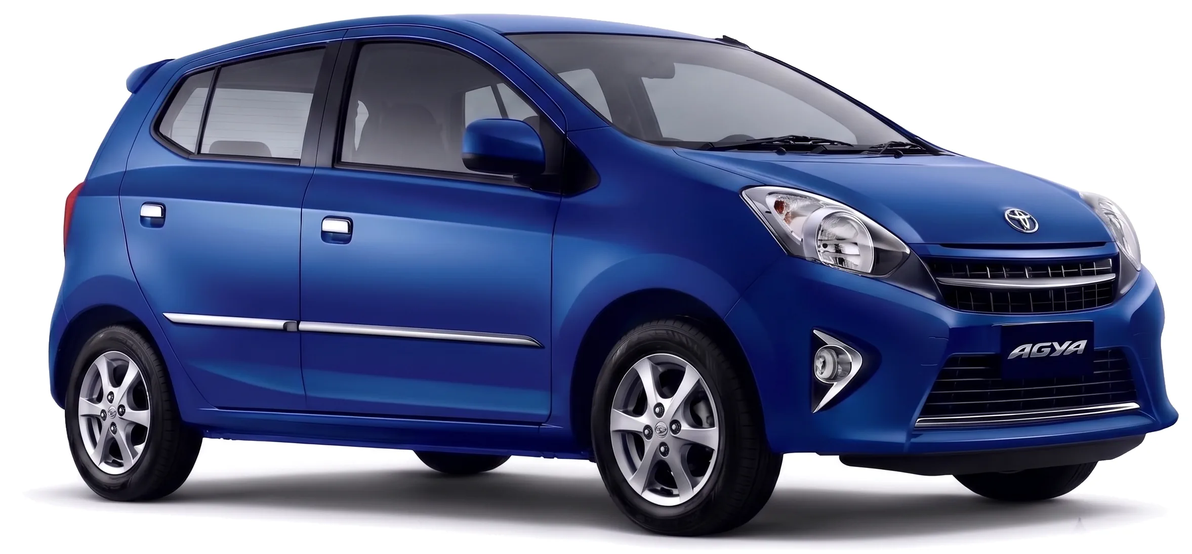 Toyota Agya 2013 — хэтчбек — белый фон —вид сбоку под углом