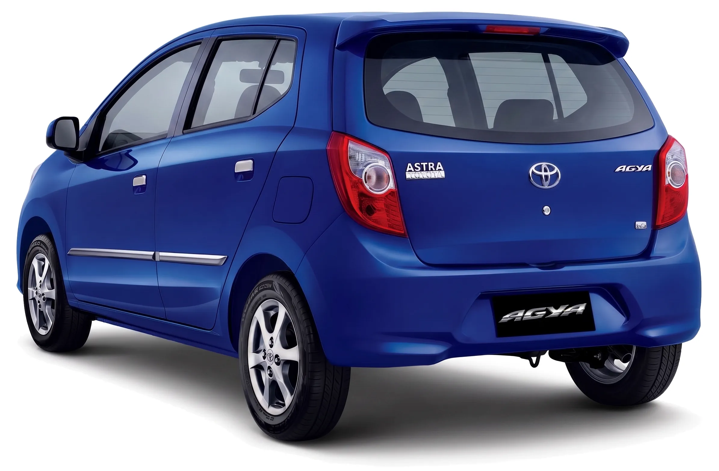 Toyota Agya 2013 — хэтчбек — белый фон —вид сзади под углом