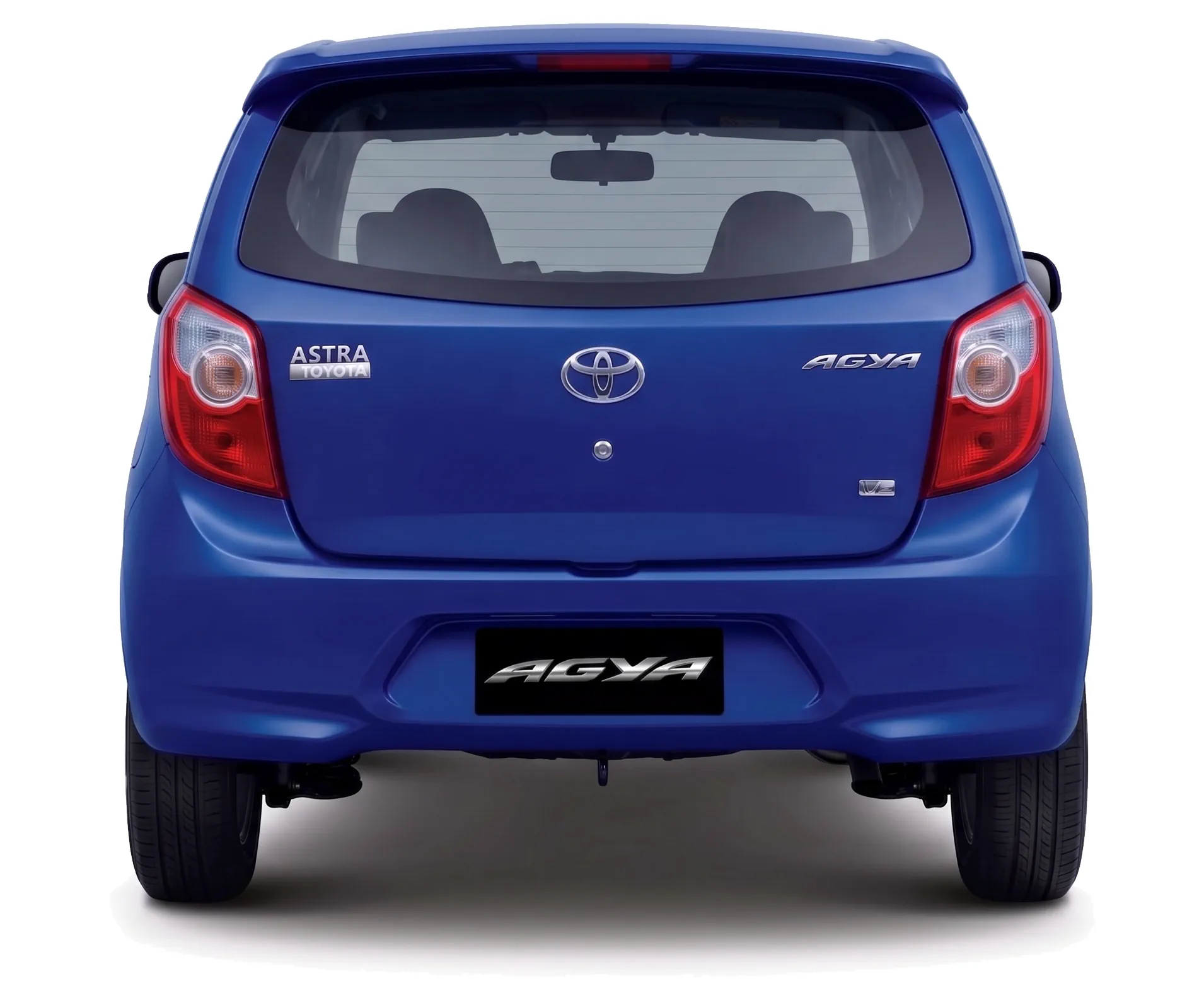 Toyota Agya 2013 — хэтчбек — белый фон —вид сзади