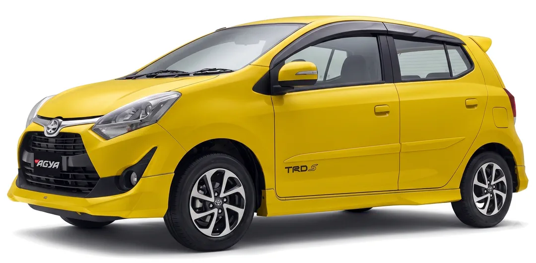 Toyota Agya TRD-S 2017 — хэтчбек — белый фон