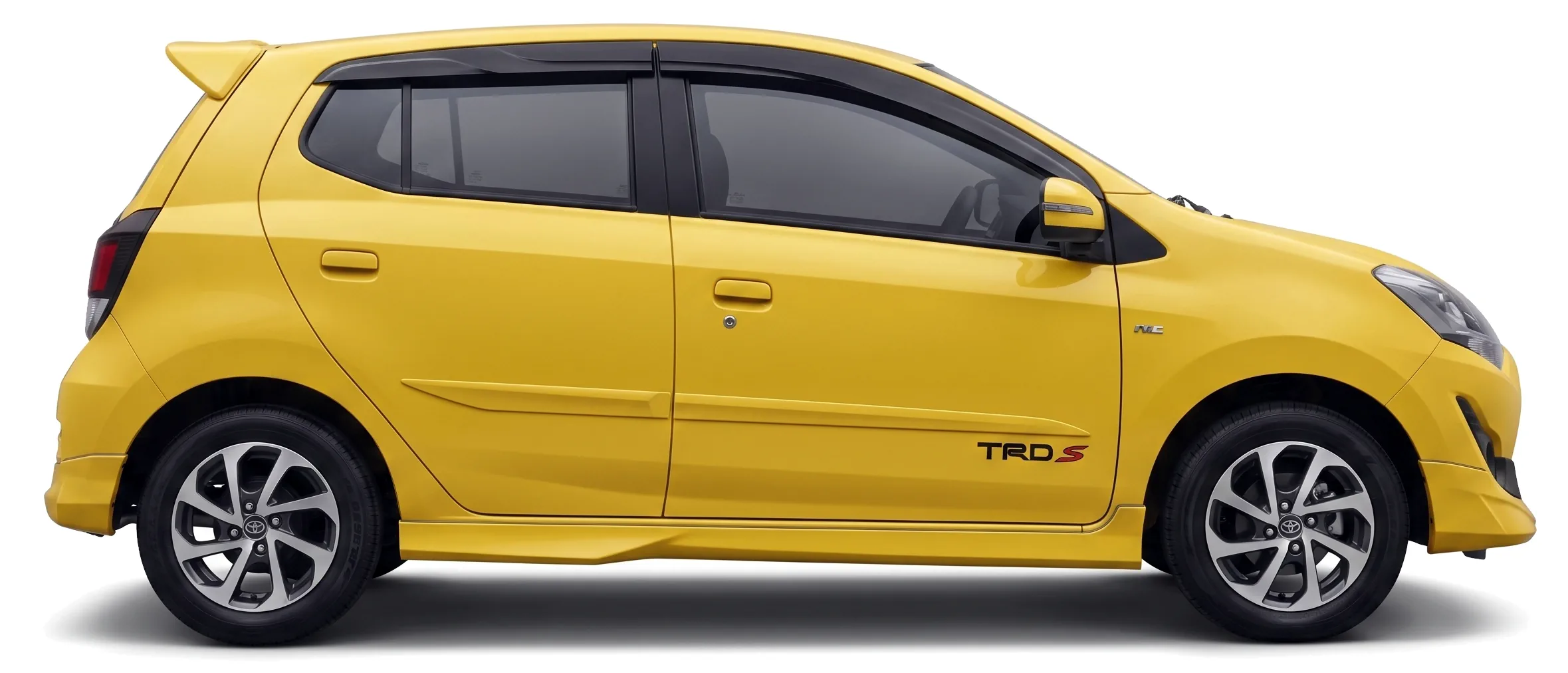 Toyota Agya TRD-S 2017 — хэтчбек — белый фон — вид сбоку