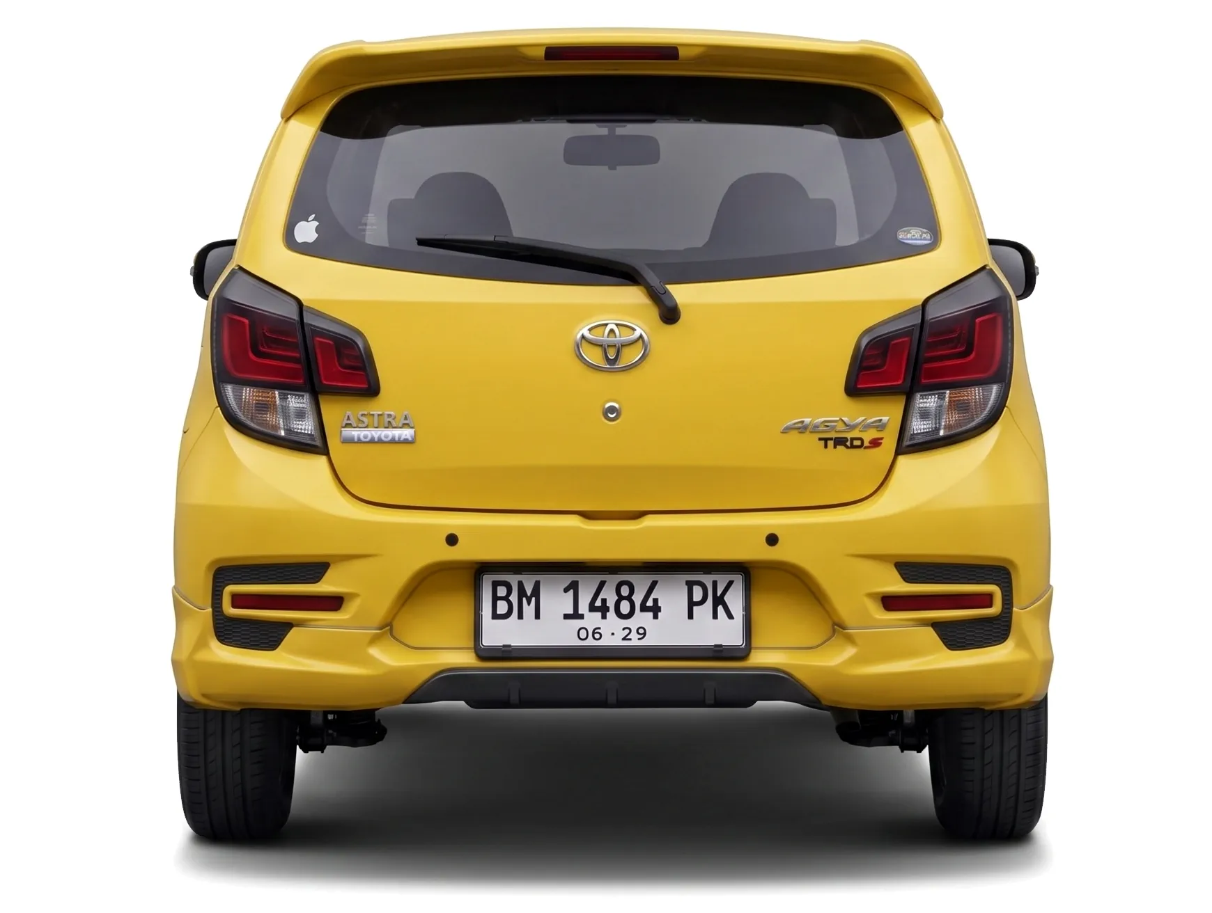 Toyota Agya TRD-S 2017 — хэтчбек — белый фон — вид сзади