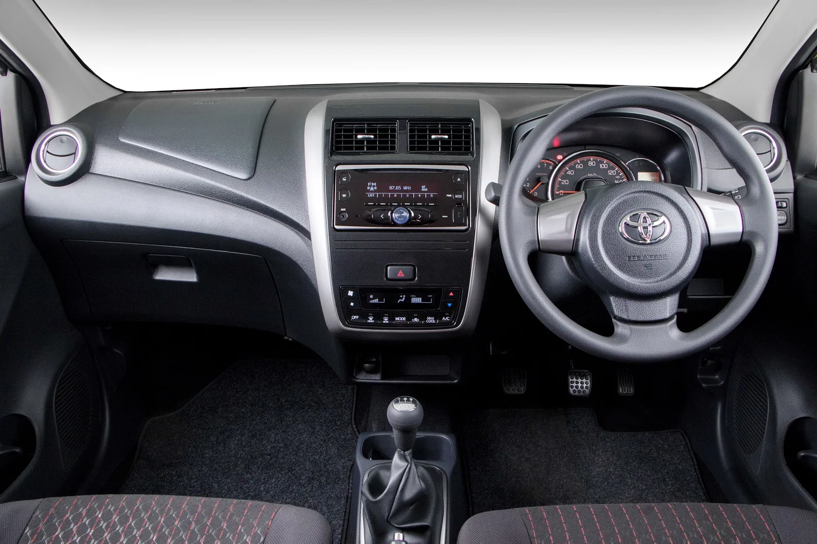 Интерьер автомобиля Toyota Agya 2020