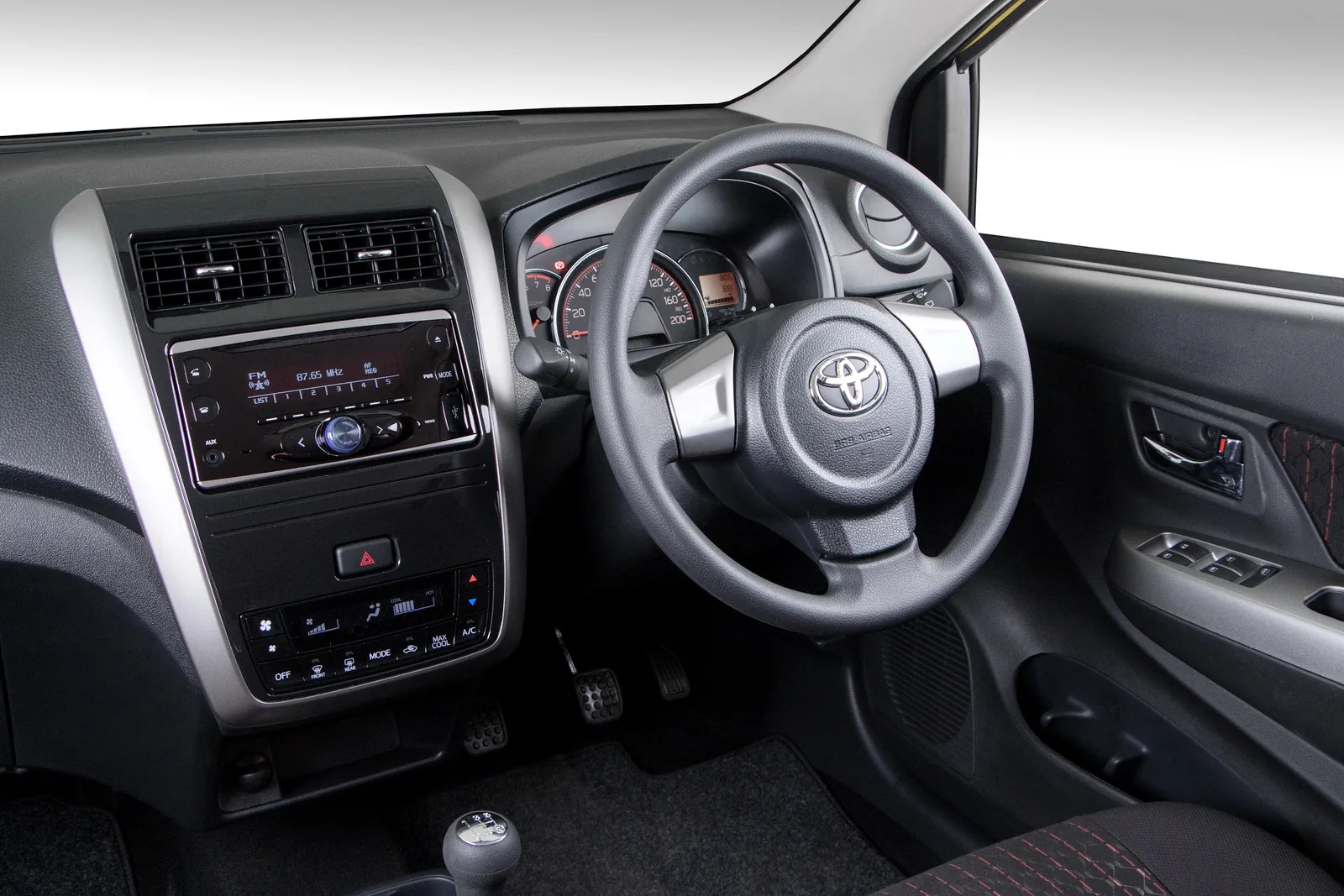 Интерьер салона автомобиля Toyota Agya 2020
