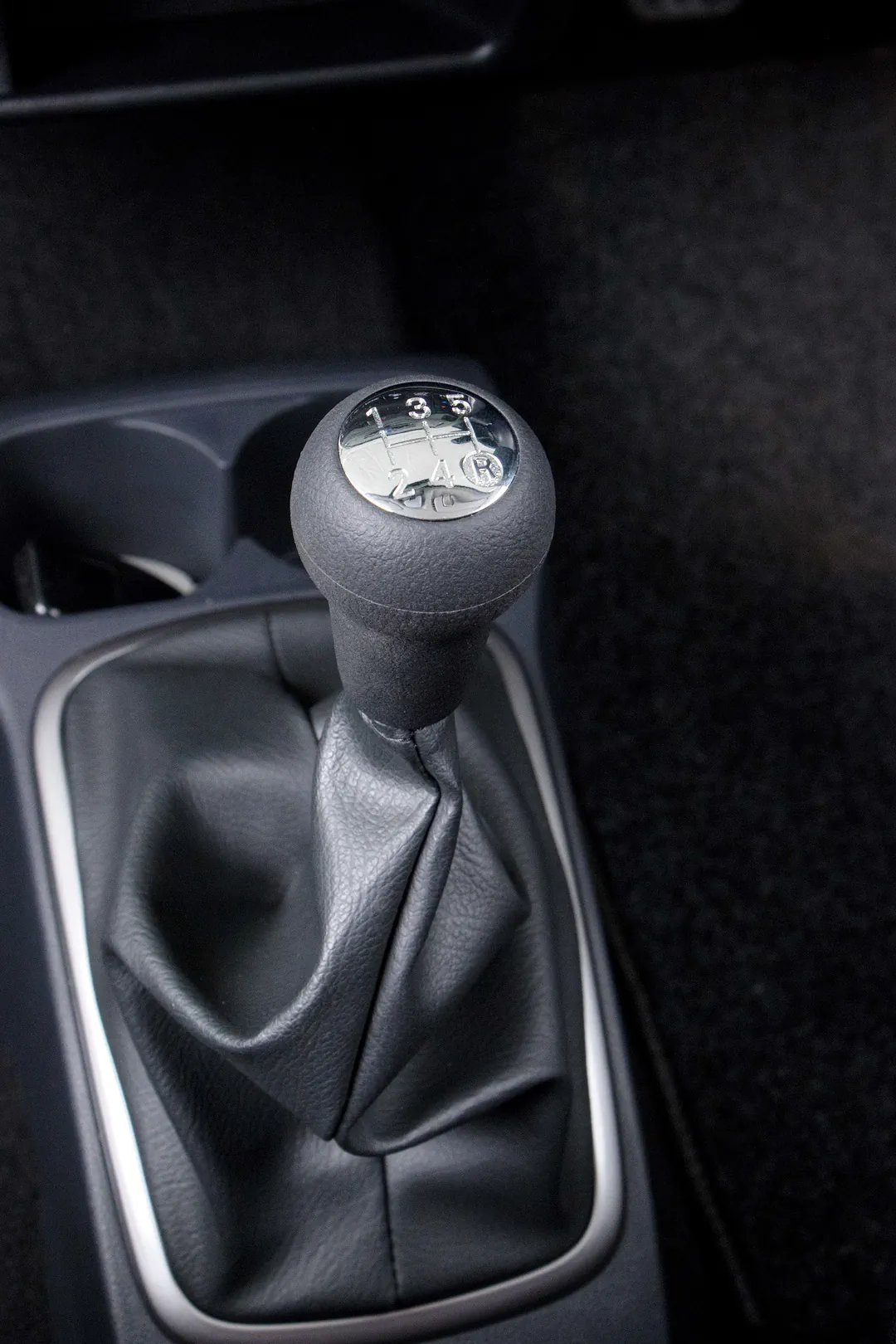 Рычаг переключения передач в автомобиле Toyota Agya 2020