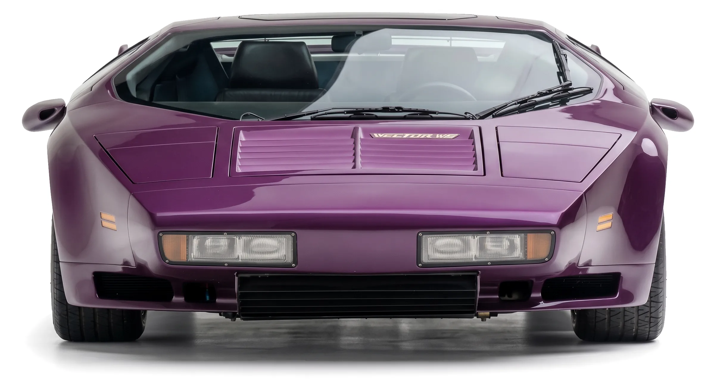 Vector W8 1991 — американский спорткар — белый фон — вид спереди