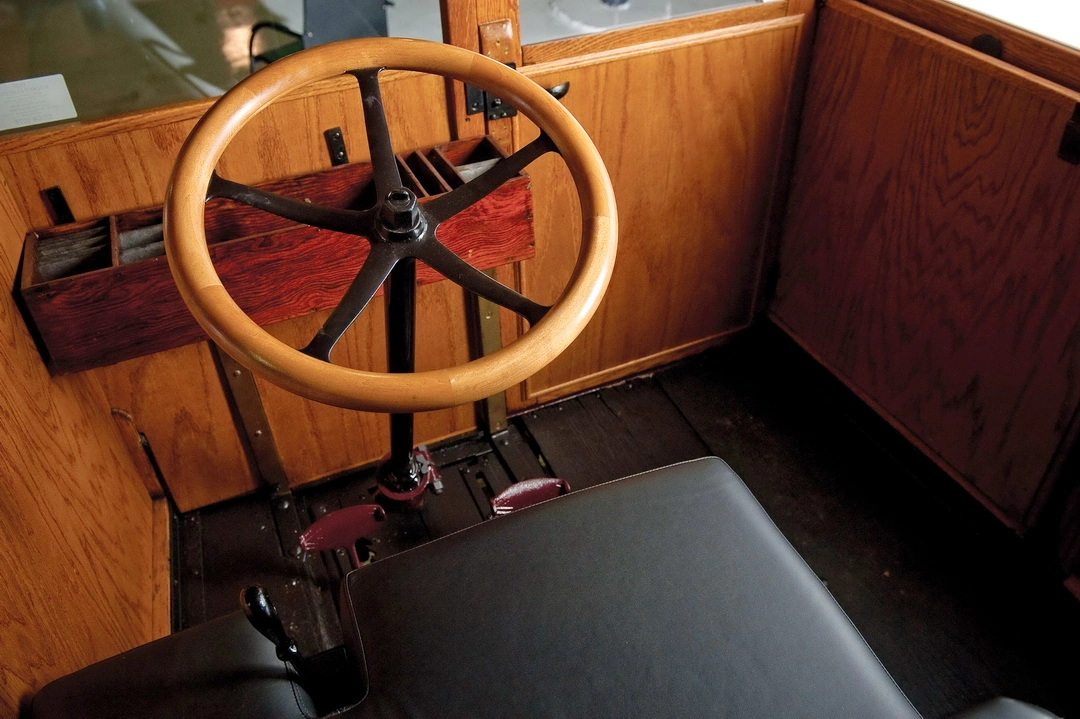 Место водителя в автомобиле Walker Electric Model 15 Delivery Truck '1909