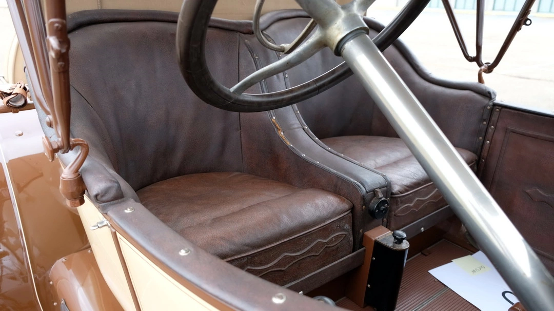 Интерьер старинного автомобиля Westcott Model G 4-40 Roadster '1913
