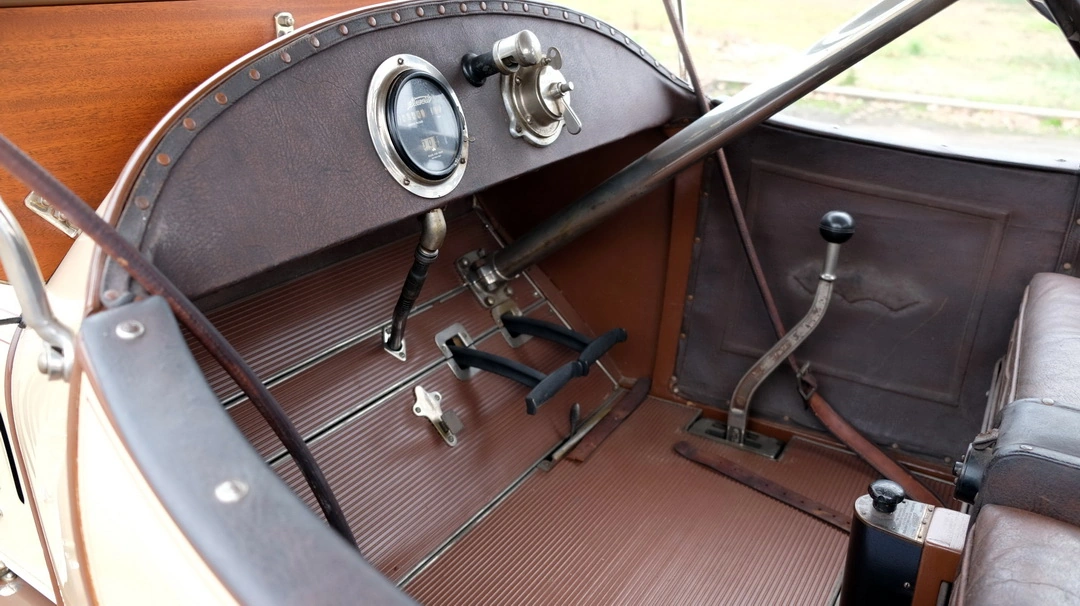Интерьер старинной машины Westcott Model G 4-40 Roadster '1913