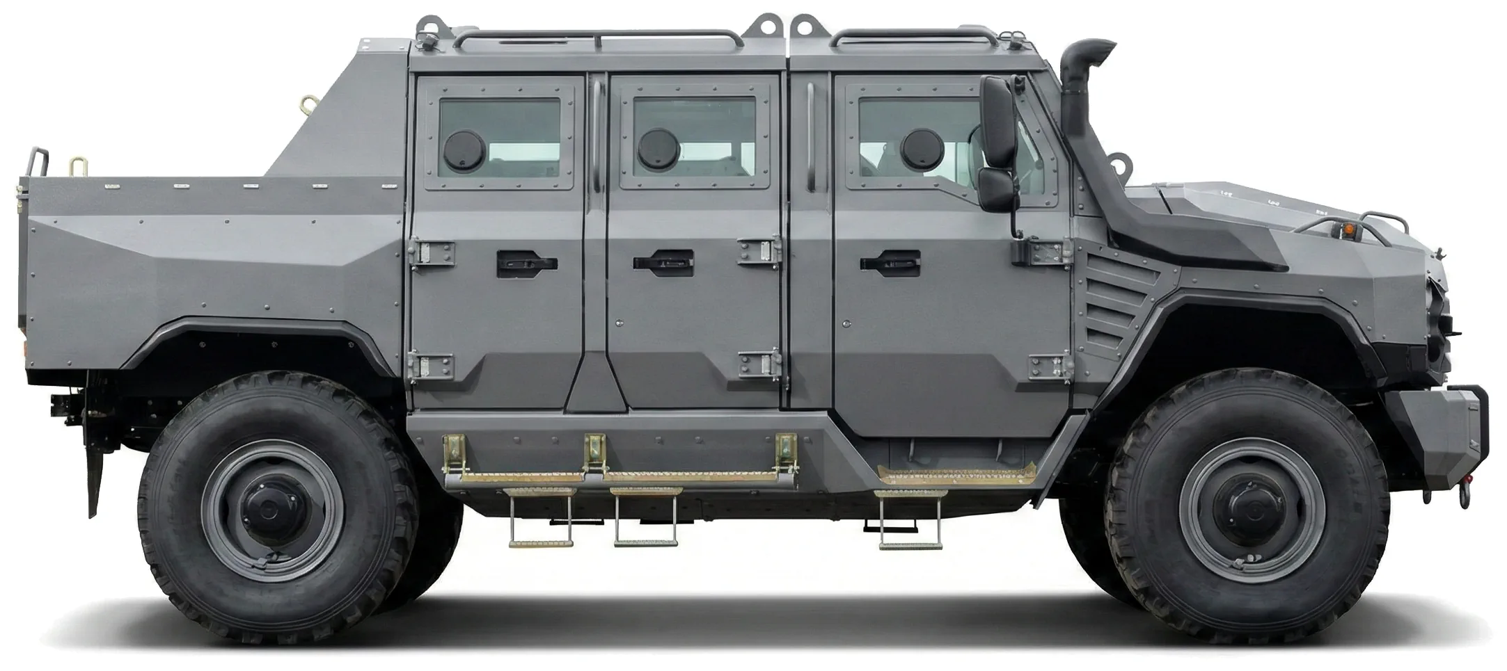 Бронированный автомобиль RIDA Buran APC6 '2018 на белом фоне, вид сбоку