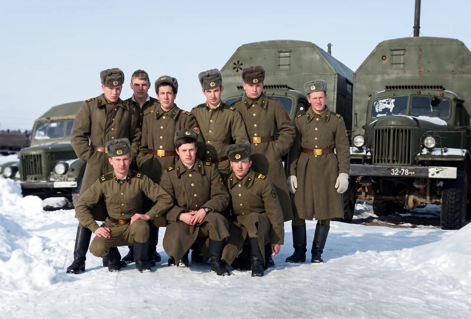 Фотография солдат на фоне ГАЗ 69 КРАС-П