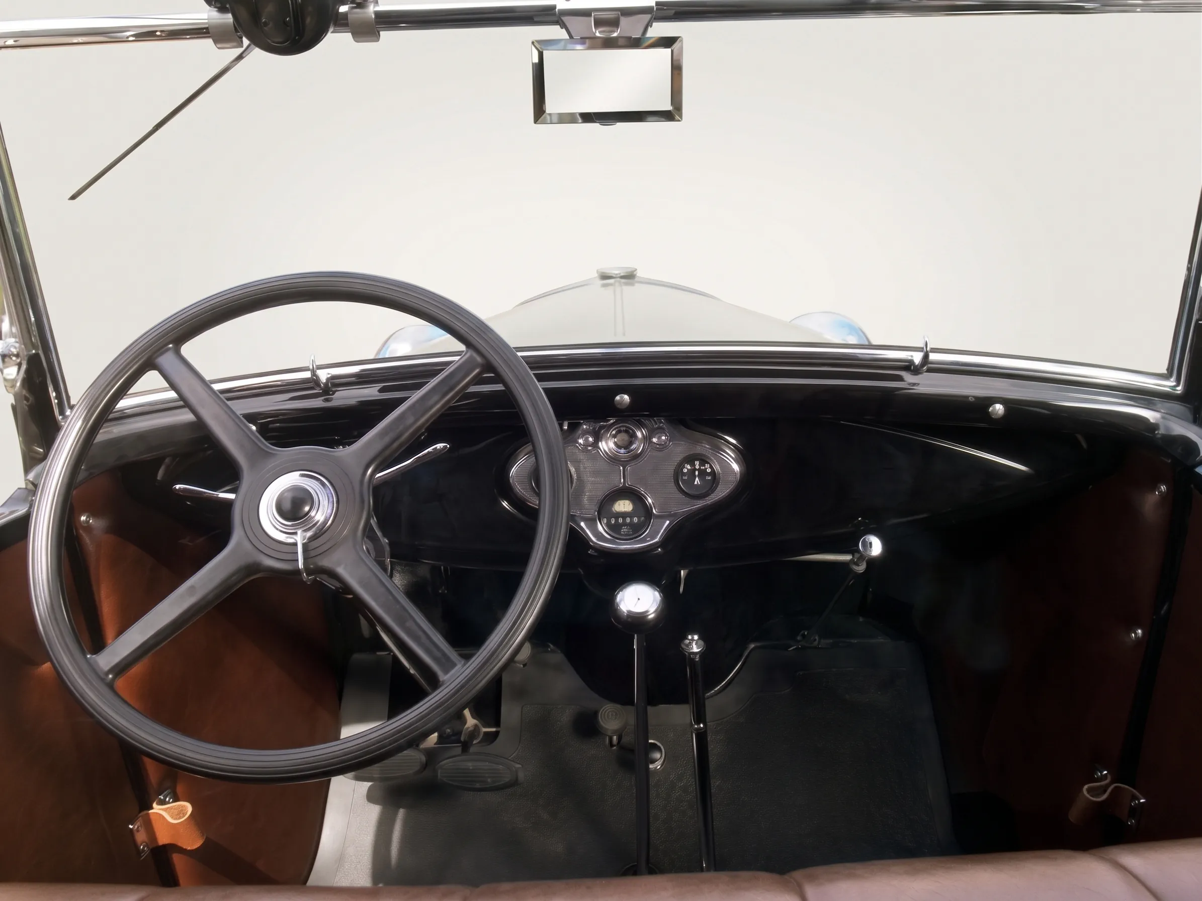 В кабине старинного автомобиля ГАЗ А 1932