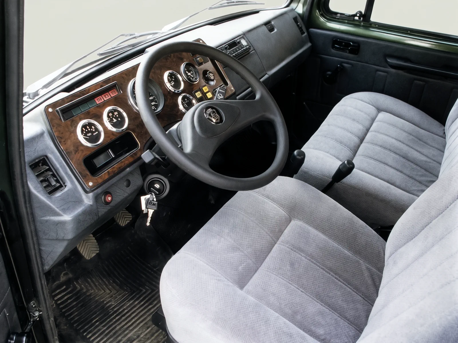 В кабине пикапа ГАЗ-2308 Атаман 1996