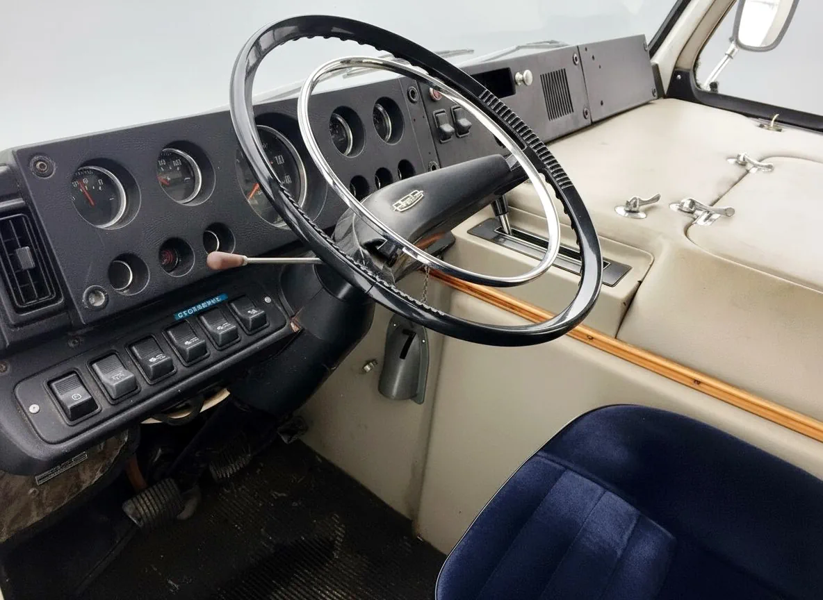 Место водителя в салоне автомобиля ЗиЛ-118К 'Юность' '1975–91