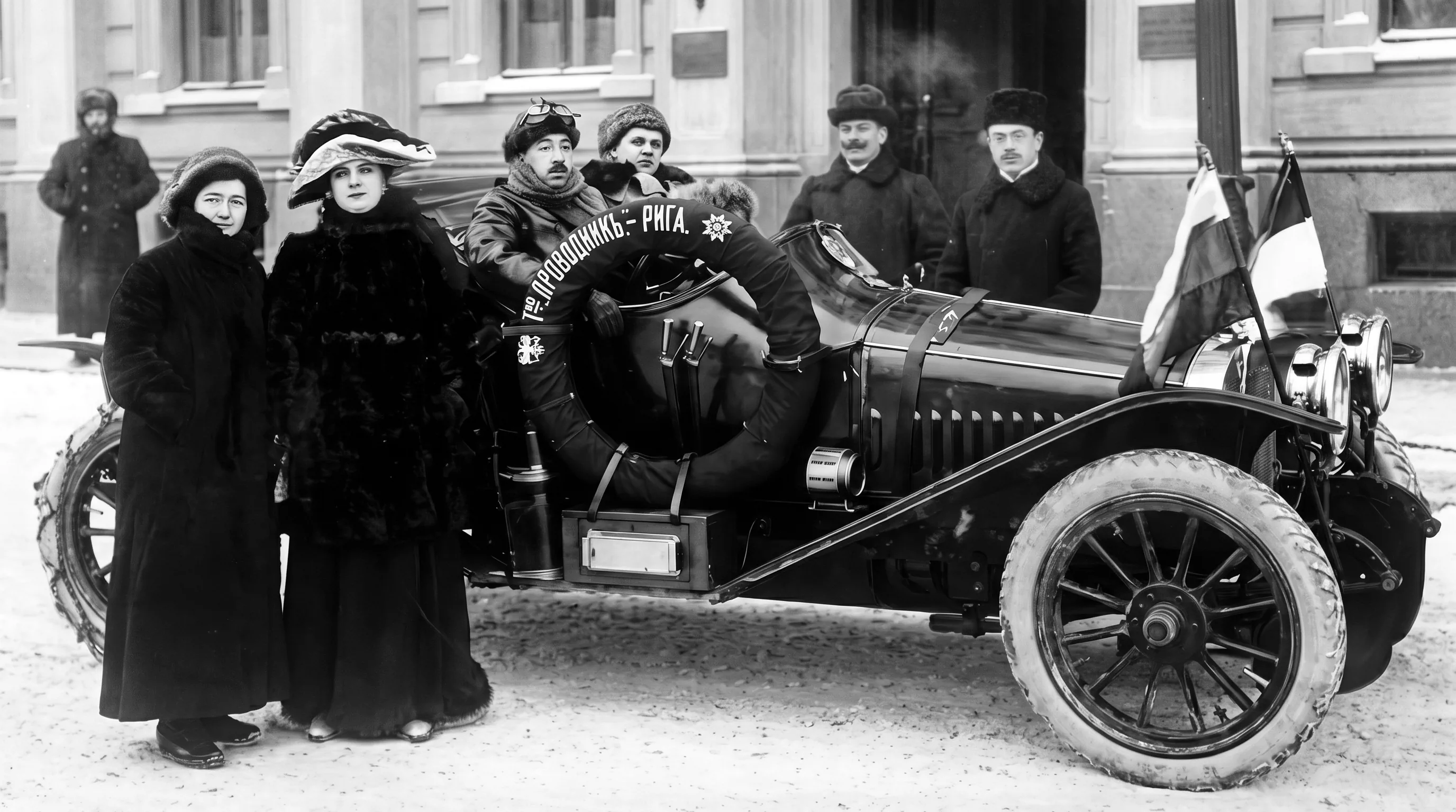 Руссо-Балт С24/55 1912 — старинный автомобиль — белый фон — вид сбоку